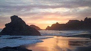 Sun loungers, beach towels - Sparkling Clean, Private & Quiet! Amazing Ocean Views [5] (Brookings)