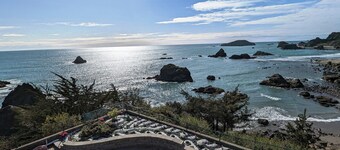 Sparkling Clean, Private & Quiet! Amazing Ocean Views [5]