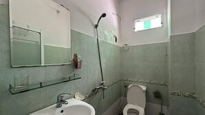 Ein Badezimmer mit Waschbecken, Toilette und Dusche.