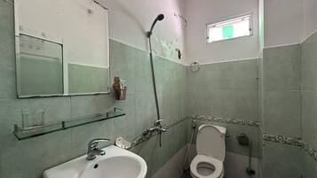 تجهيزات دش، خف للقدمين، مناشف، ورق حمّام