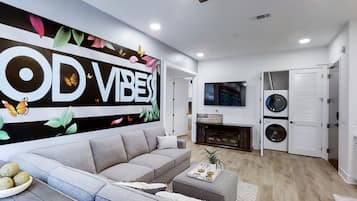 Premier Condo, 2 Bedrooms | Ruang tamu