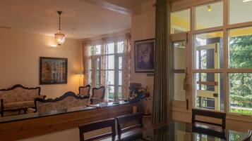 Studio, 1 Schlafzimmer | Wohnbereich | 32-Zoll-LCD-Fernseher mit Kabelempfang