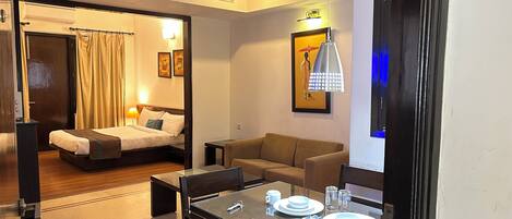 Rom – deluxe | Allergitestet sengetøy, skrivebord og skrivebord for bærbar PC