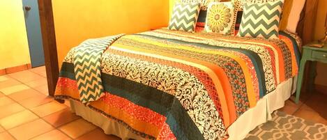 1 habitación, escritorio, tabla de planchar con plancha y wifi