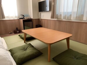 Eenvoudige driepersoonskamer, niet-roken | Een bureau, een laptopwerkplek, verduisterende gordijnen