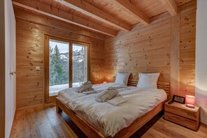 6 bedrooms, desk, iron/ironing board, WiFi