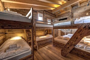 6 habitaciones, escritorio, tabla de planchar con plancha y wifi 