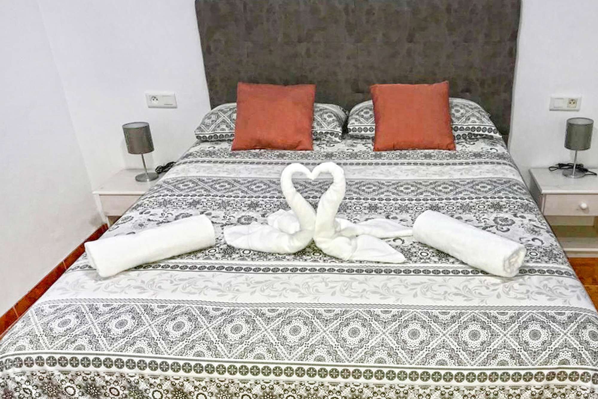 1 slaapkamer, een strijkplank/strijkijzer, wifi, beddengoed