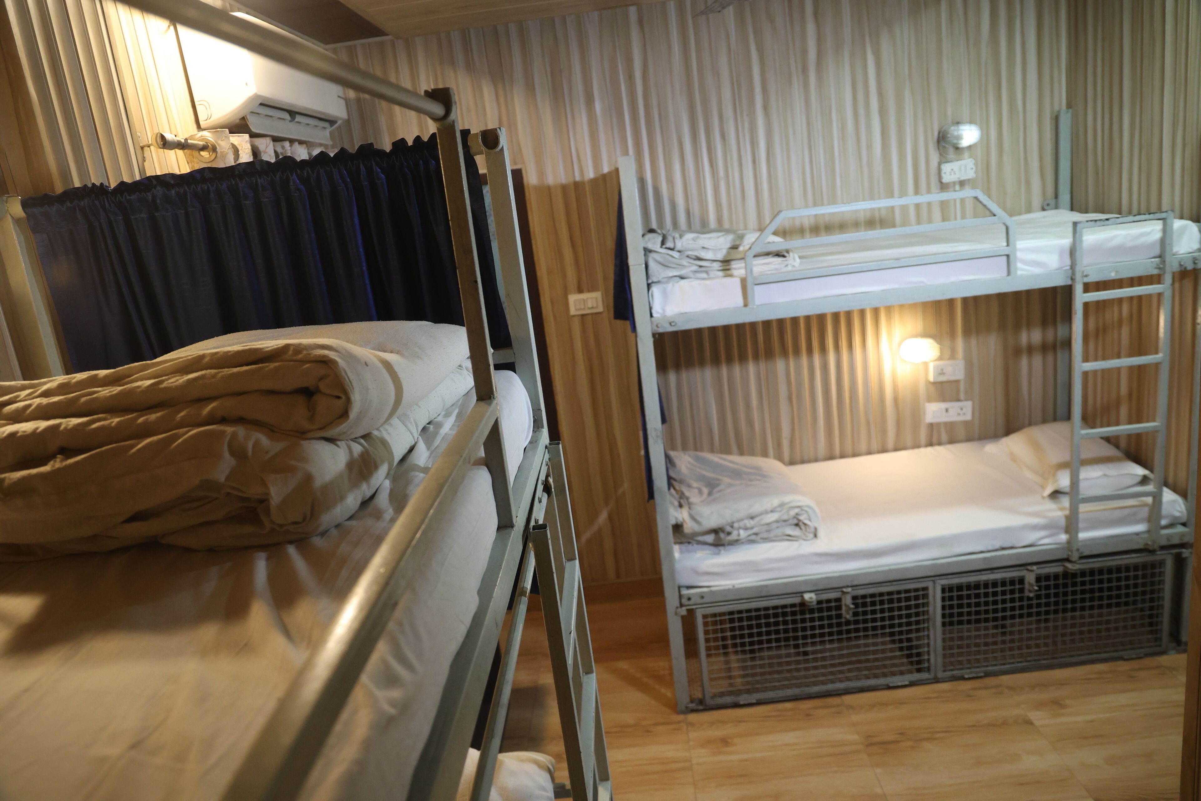 Dormitorio compartido básico | Ropa de cama de alta calidad, escritorio, cortinas opacas y wifi gratis