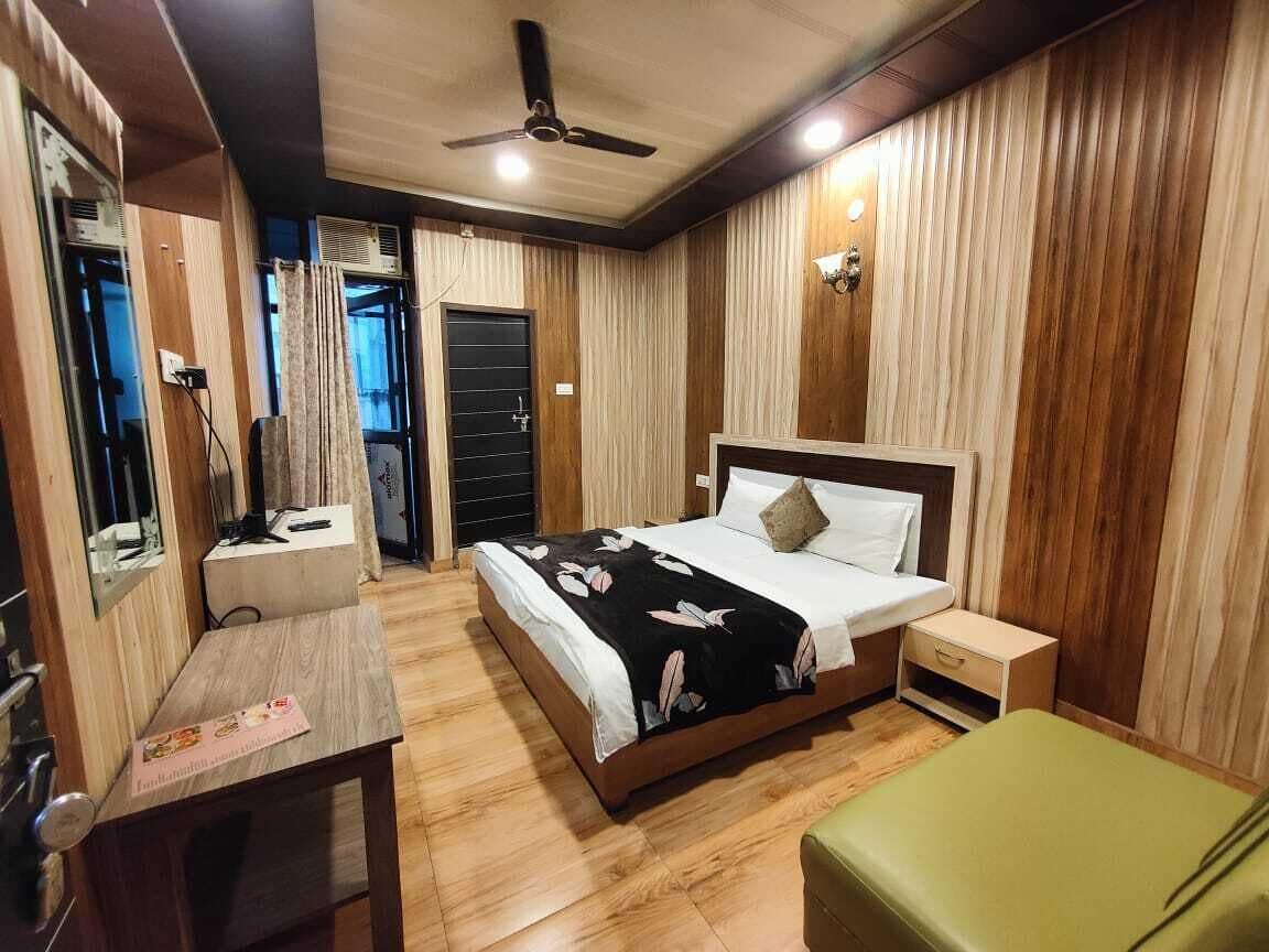 Quarto casal superluxo | Roupas de cama premium, escrivaninha, cortinas blackout