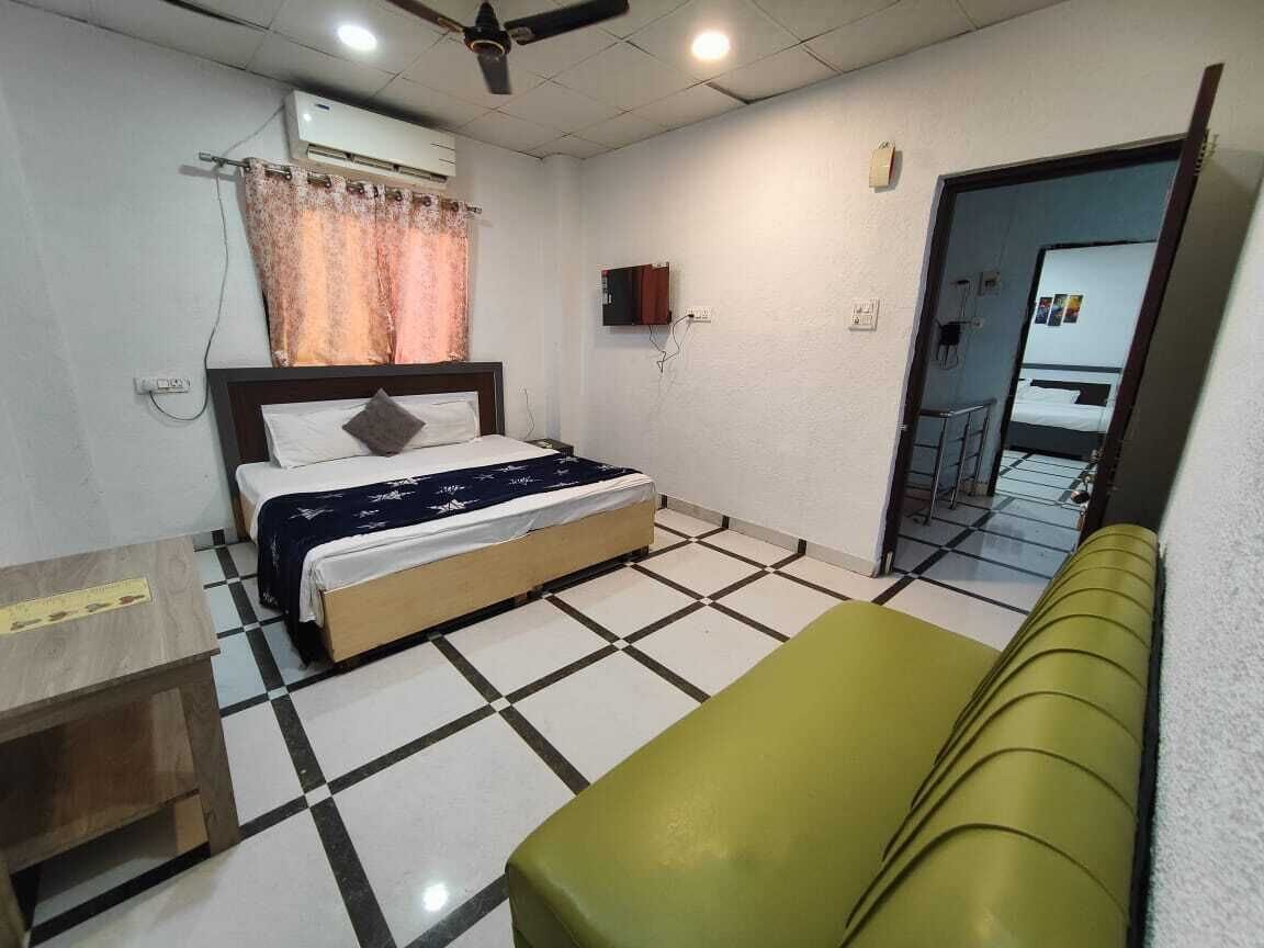 Quarto casal básico | Roupas de cama premium, escrivaninha, cortinas blackout