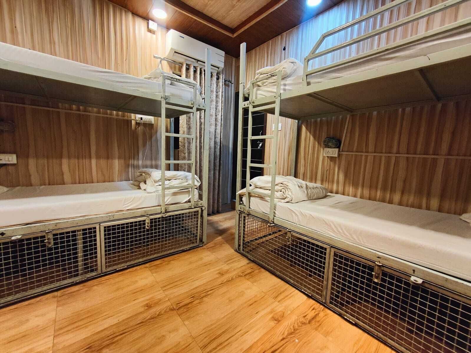 Dormitório compartilhado básico | Roupas de cama premium, escrivaninha, cortinas blackout