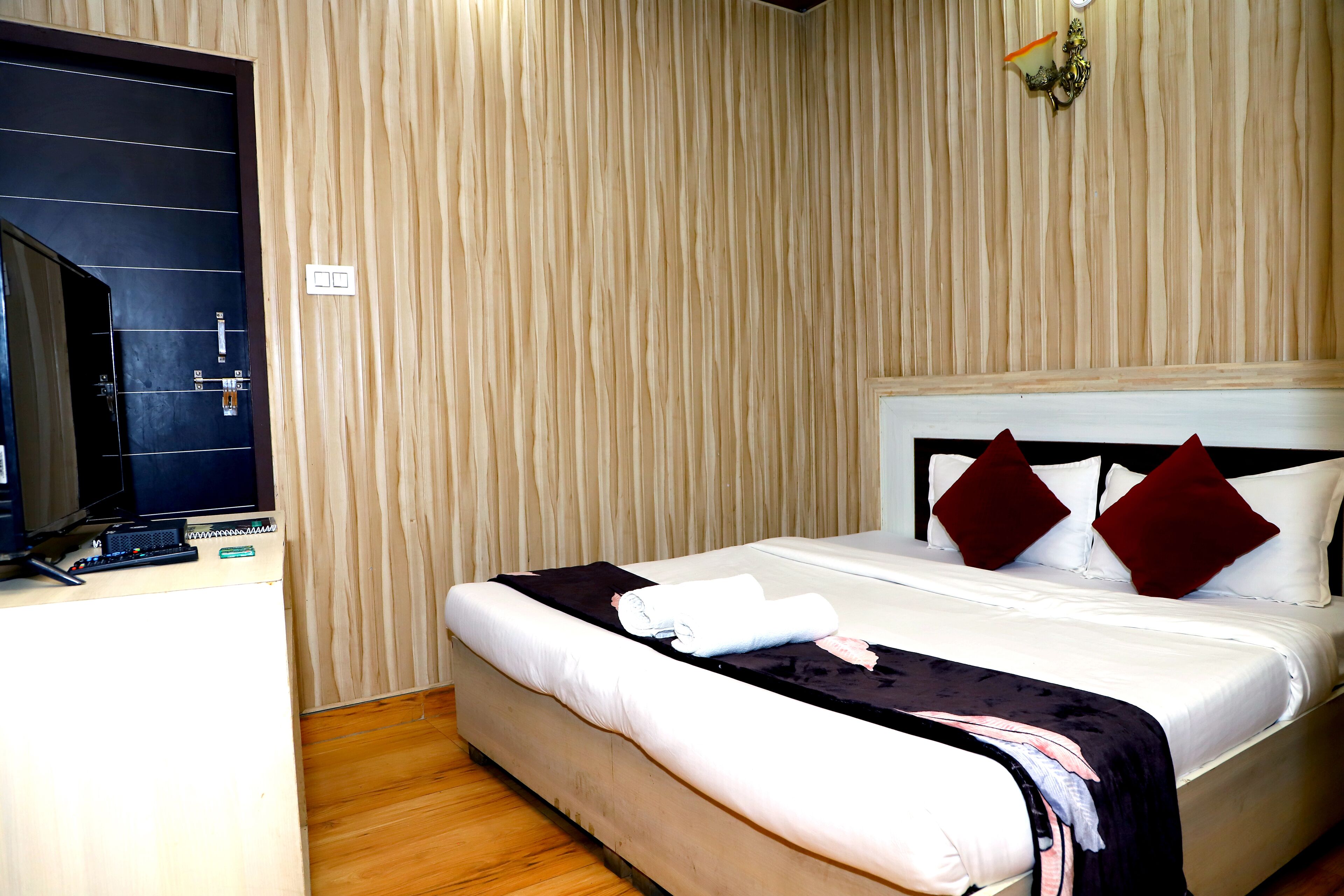 Ropa de cama de alta calidad, escritorio y cortinas blackout 