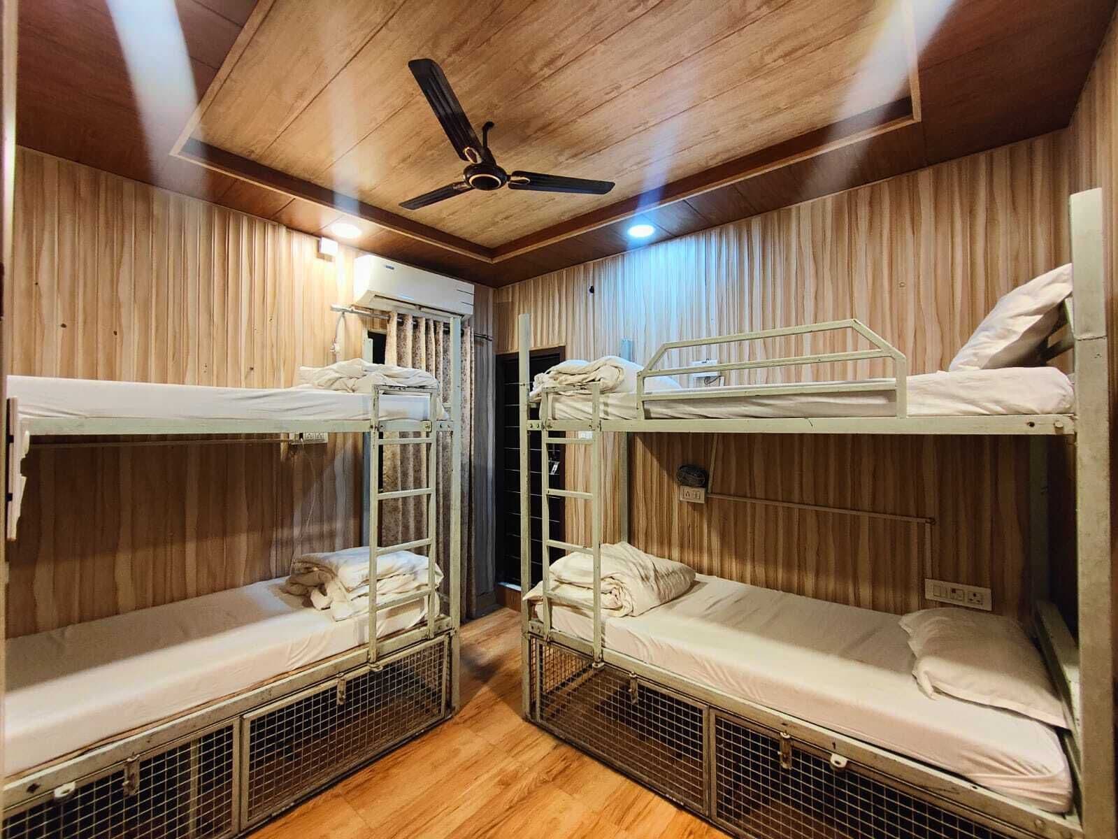 Dortoir Partagé | Literie de qualité supérieure, bureau, rideaux occultants, Wi-Fi gratuit