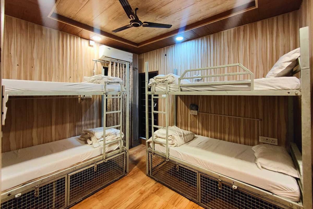 Dormitório compartilhado básico | Roupas de cama premium, escrivaninha, cortinas blackout