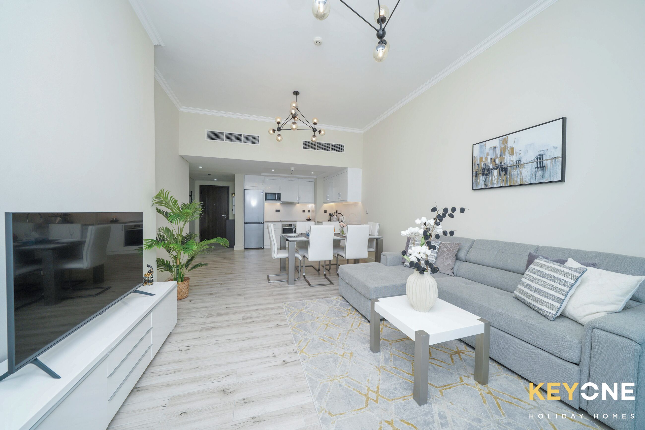 Departamento Deluxe | Área de sala de estar | Smart TV de 55 pulgadas con canales por cable y televisión 