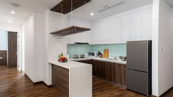 Fridge, cookware/dishes/utensils, paper towels