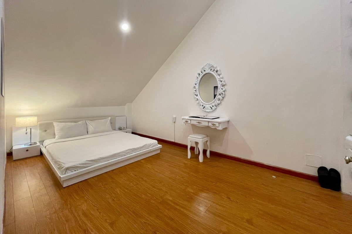 Premium bedding, in-room safe, individually decorated, blackout curtains