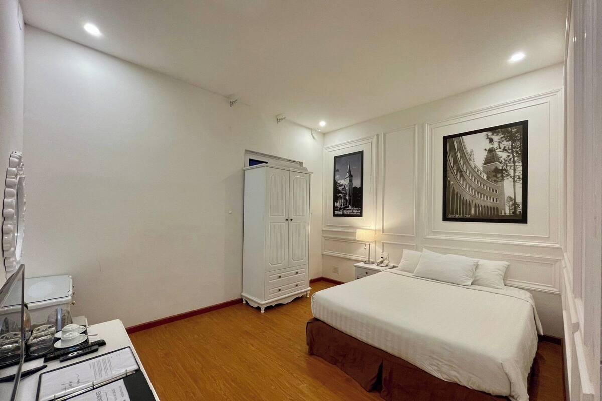 Premium bedding, in-room safe, individually decorated, blackout curtains