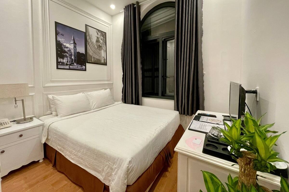 Premium bedding, in-room safe, individually decorated, blackout curtains