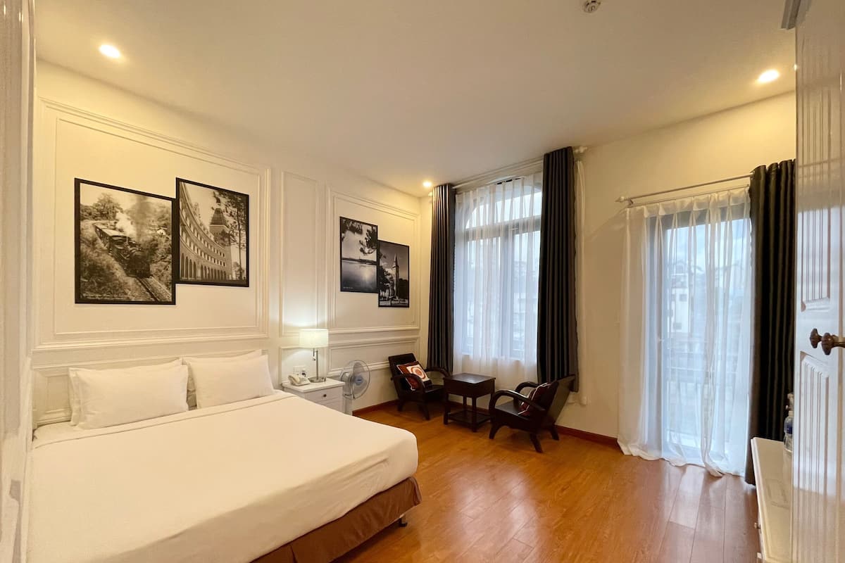 Premium bedding, in-room safe, individually decorated, blackout curtains
