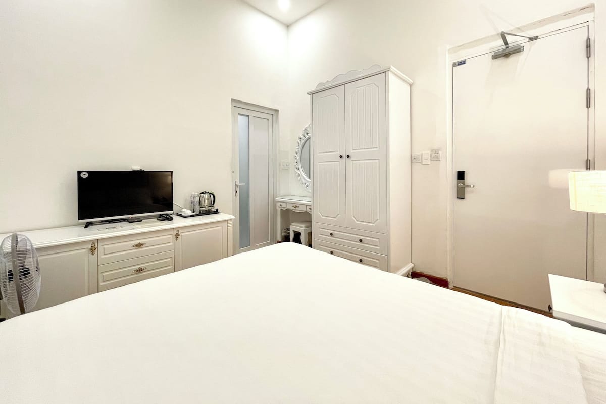 Premium bedding, in-room safe, individually decorated, blackout curtains
