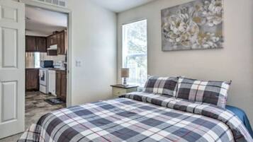 2 soveværelser, pengeskab på værelset, strygejern/strygebræt