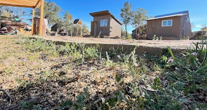 Cozy cabins for 4 people max to connect w/nature