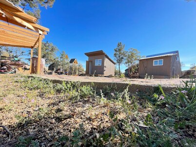 Cozy cabins for 4 people max to connect w/nature