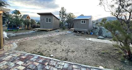 Cozy cabins for 4 people max to connect w/nature