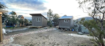 Cozy cabins for 4 people max to connect w/nature