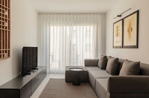 Deluxe appartement, 2 slaapkamers, balkon | Woonruimte | Een 50-inch smart-tv met digitale zenders