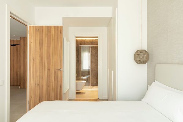 Superior appartement, 1 slaapkamer, balkon, uitzicht op de binnenplaats | Luxe beddengoed, een kluis op de kamer, verduisterende gordijnen