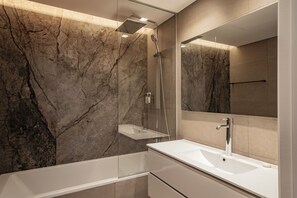 Vòi sen/bồn tắm kết hợp, máy sấy tóc, khăn tắm, xà phòng 