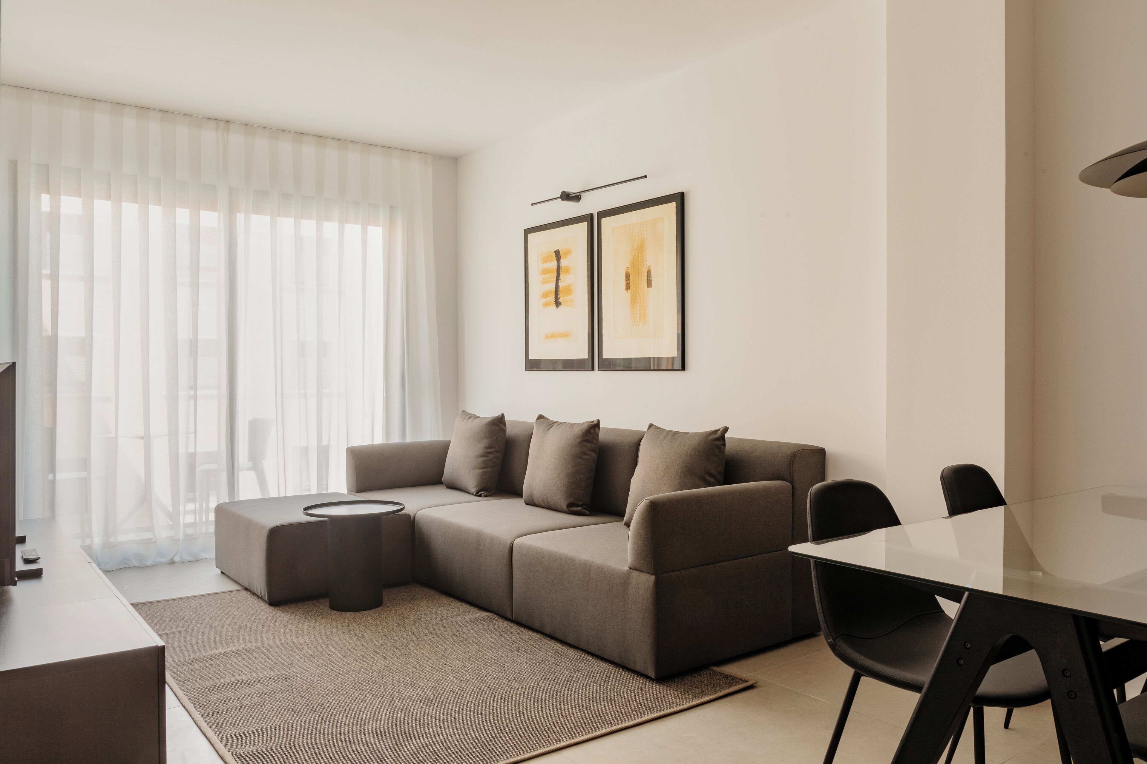 Deluxe appartement, 2 slaapkamers, balkon | Woonruimte | Een 50-inch smart-tv met digitale zenders