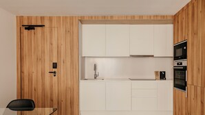 Deluxe | Eget kjøkken | Espressomaskin, kaffetrakter/tekoker, kjøleskap og mikrobølgeovn