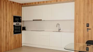 Refrigerador con freezer, microondas, horno, placa de cocina