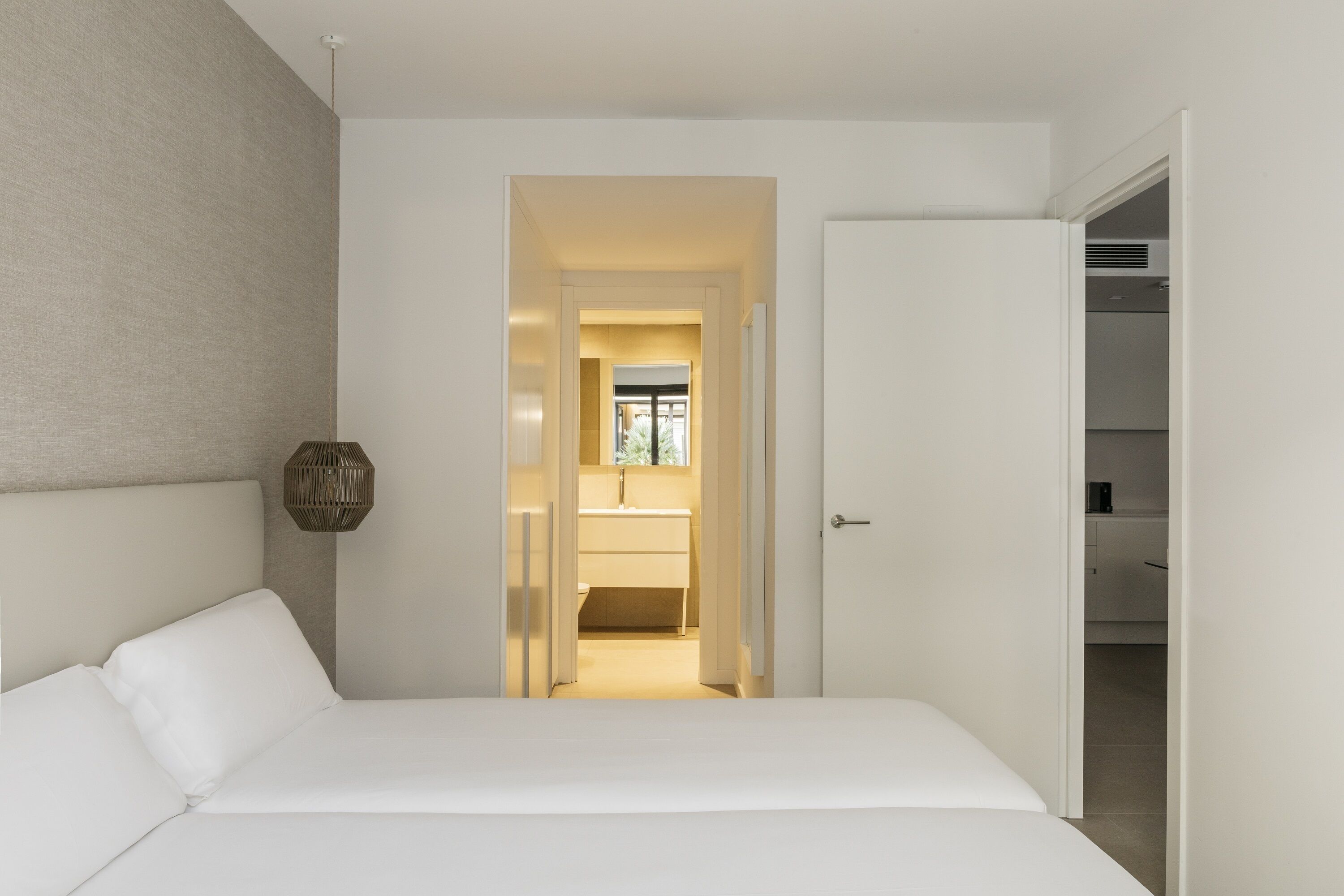 Ropa de cama de alta calidad y caja de seguridad en la habitación 