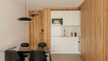 Superior | Private kitchen | Full-sized fridge, microwave, oven, stovetop