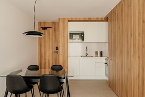 Superior | Private kitchen | Full-size fridge, microwave, oven, stovetop - Europa Apartments (L'Hospitalet de Llobregat)