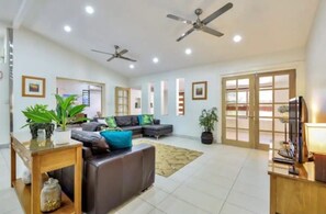 TV - Darwin Beach House (Brinkin)