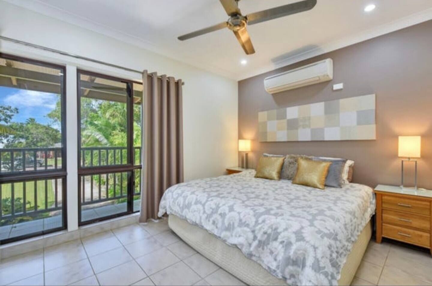 4 bedrooms, desk, free WiFi, bed sheets