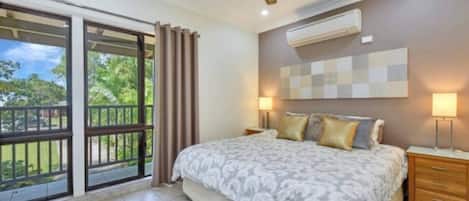 4 bedrooms, desk, free WiFi, bed sheets