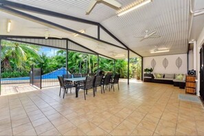 Outdoor dining - Darwin Beach House (Brinkin)