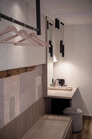 Superior Suite with balcony | In-room safe, blackout curtains, soundproofing, iron/ironing board - CASA DORINI  (Chania)