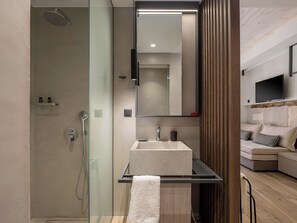 Superior Suite with balcony | Bathroom | Shower, rainfall showerhead, hair dryer, slippers