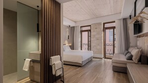Superior Suite with balcony | خزنة داخل الغرفة وستائر تعتيم وتجهيزات عازلة للصوت ومكواة/لوح كي