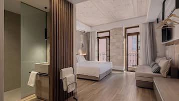 Superior Suite with balcony | Coffres-forts dans les chambres, rideaux occultants