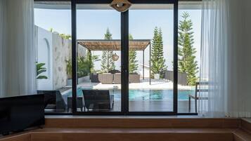 Villa de lujo | Zona de estar | Smart TV de 42 pulgadas con canales por cable