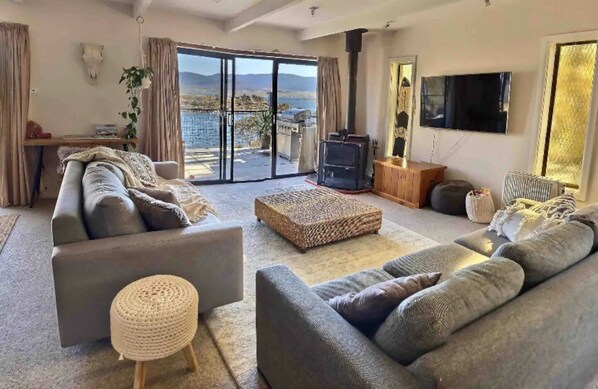 Smart TV, fireplace, books